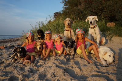Sommer 2015 - unsere Töchter Loudana, Udinia, Nabiana und Talida mit unseren Hunden am Ostseestrand…